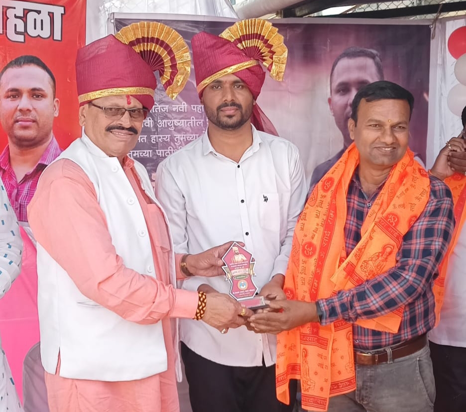 आमदार बबनराव पाचपुते यांच्या हस्ते आदर्श शिक्षक पुरस्कार स्वीकारताना संदीप सातपुते सर